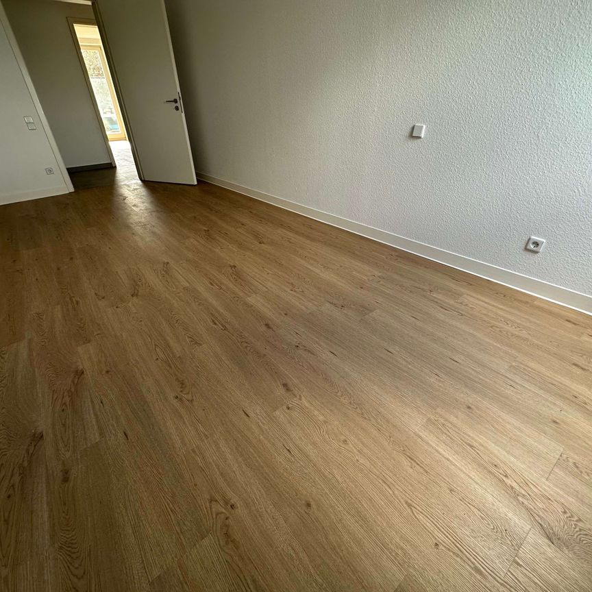 DG mit Aufzug / neue Bodenbeläge / Balkon / zwei Bäder ! - Photo 1