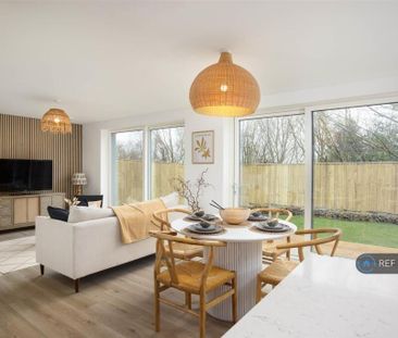 4 bedroom detached house to rent - Photo 2