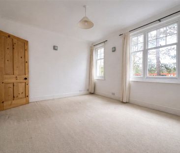 Available NOW for a 6 month let only. An Edwardian terraced house i... - Photo 3