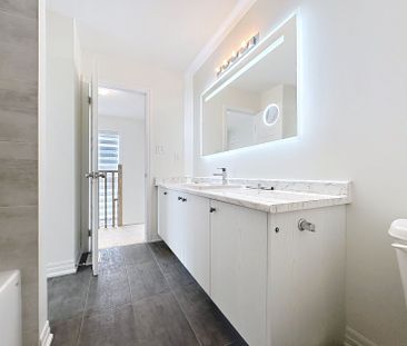 For Lease - 209 Vantage Loop, Newmarket, Ontario - Photo 1