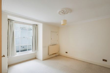 3 Bed Flat - Photo 3