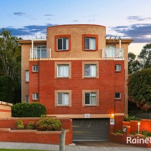 MODERN & SPACIOUS APARTMENT - Photo 3