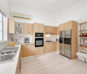 Stylish Inner West Living in Prime Marrickville - Pet Friendly - Photo 6