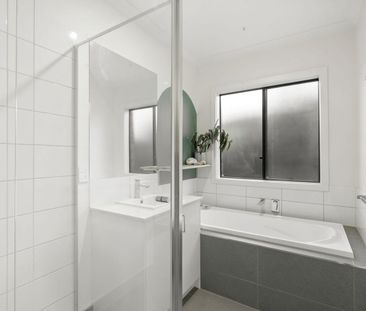 The Perfect Blend of Warmth, Space & Style in Mount Duneed. - Photo 3