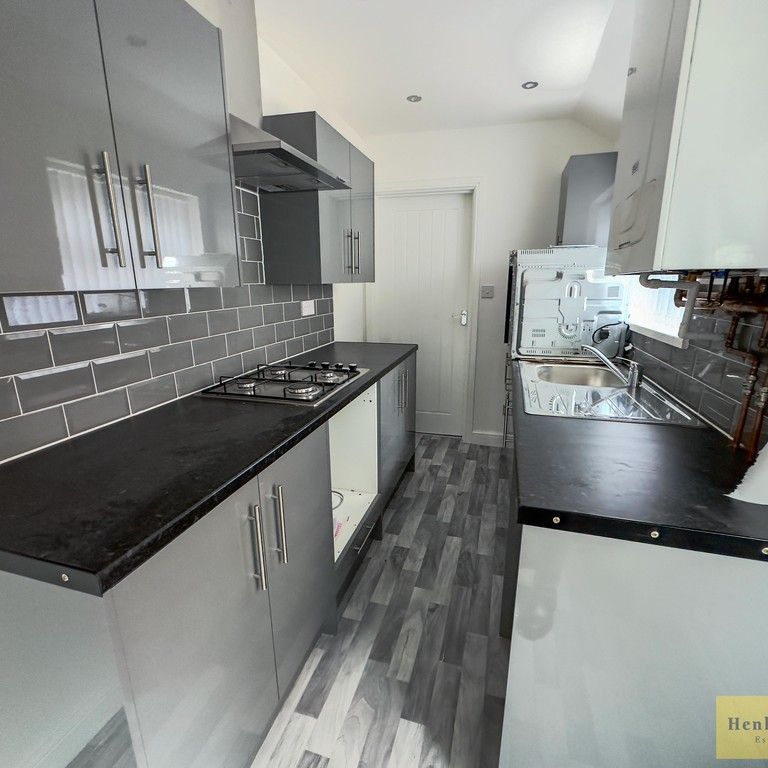 3 Bedroom Mid Terraced House For Rent - Photo 1