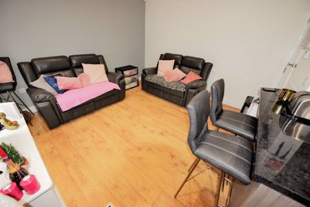 3 bedroom House in Harold Grove, Leeds - Photo 3