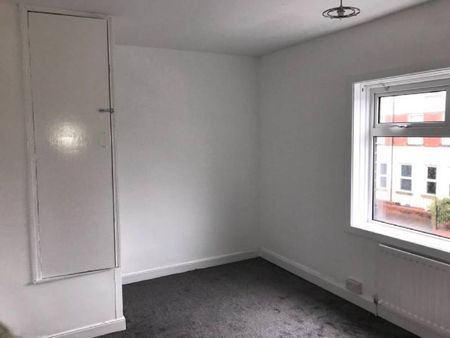 Partly Furnished 2 Bedroom Terrace - Photo 4