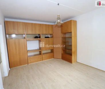 Pěkný útulný byt 1+1 ve třetím patře panelového domu s výtahem a do... - Photo 1