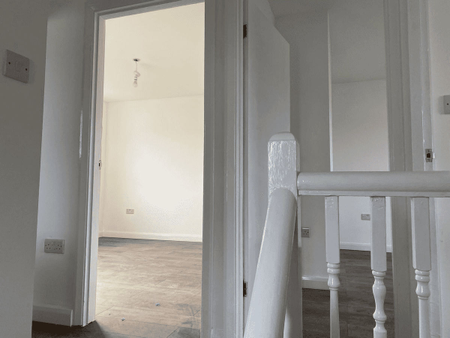 Home Gardens, Dagenham, RM10 - Photo 4