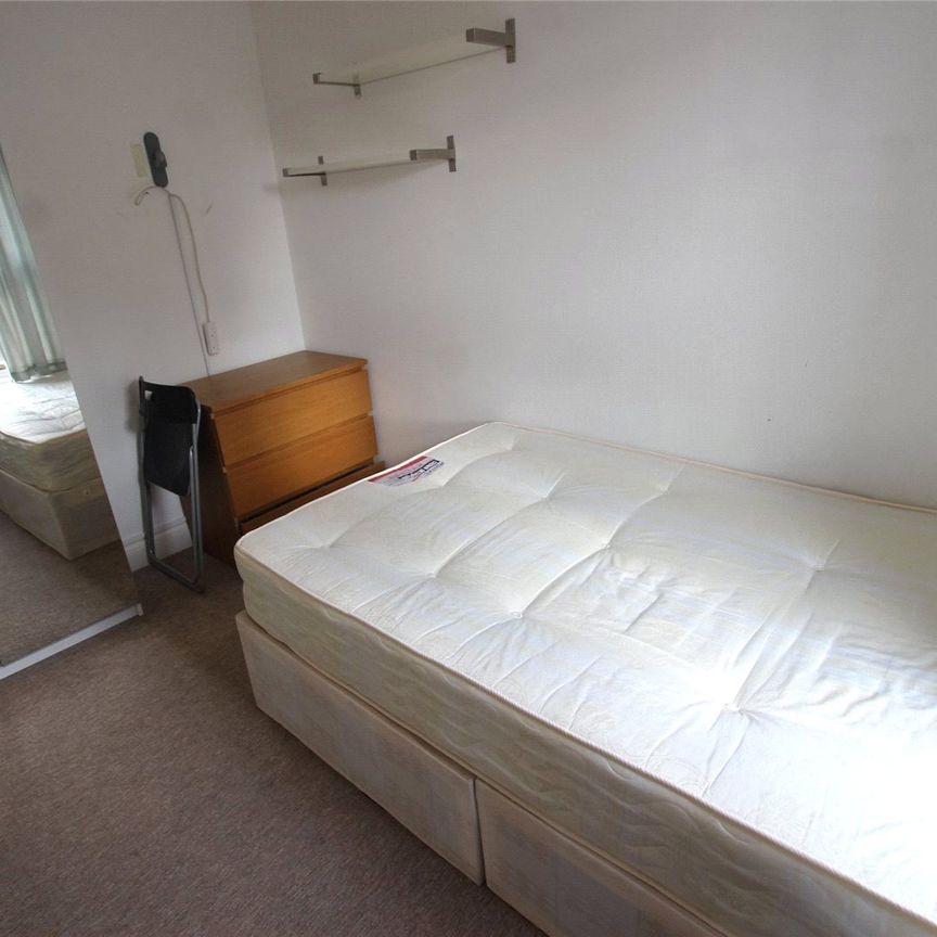 *EN-SUITE Double Room with PARKING SPACE* - Photo 1