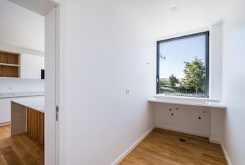 Moradia T6 de arquitetura moderna inserida no Golfe de Oeiras