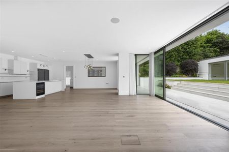 5 bedroom detached house to rent - Photo 3