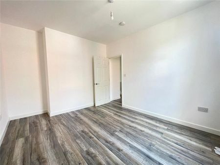 3 bedroom end of terrace house to rent - Photo 4