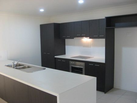 Air Conditioned Private 4 Bedroom Home - Photo 4
