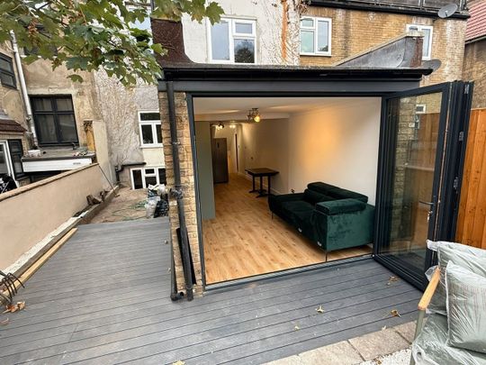 4 Bed Terraced House, London, E5 - Photo 1