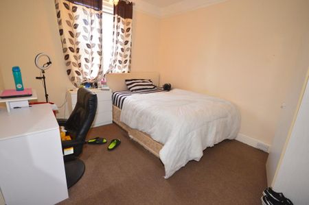 5 bedroom detached house to rent - Photo 4