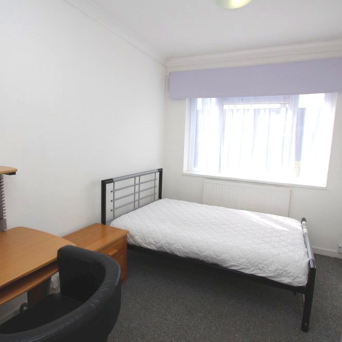 STUDENT Five Bedroom Maisonette – Surbiton (Tolworth Broadway, KT6) - Photo 1