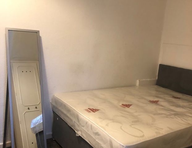 Room in a Shared House, Hessle Terrace, LS6 - Photo 1