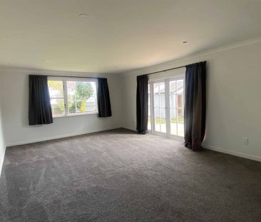 Modern Three Bedroom Home - Photo 3
