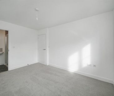 4 bedroom semi-detached house to rent - Photo 6