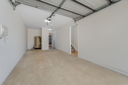Modern Newly Built Townhouse with Excellent Access to Public Transport - Photo 3