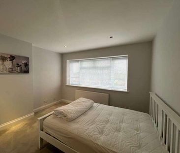 Eatons Mead, Chingford, E4 - Photo 3