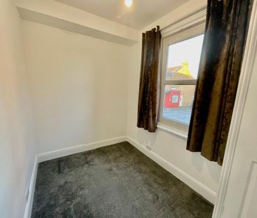 4 bedroom end of terrace house to rent - Photo 6