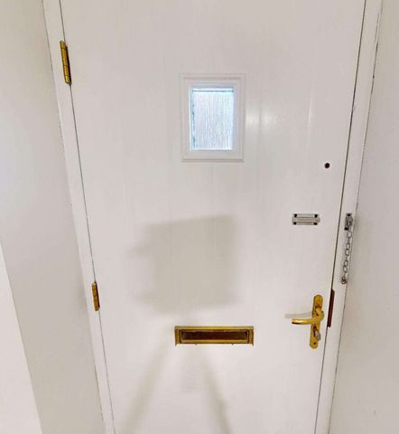 Gorgeous large 5 bedroom detached house with large garden and garage Room 1 - Photo 3