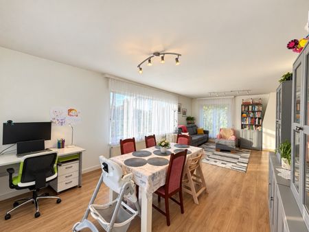 Gezinswoning met 3 slaapkamers, dubbele garage en tuin - Foto 2