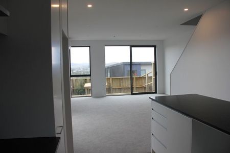 Near new, Sunny 3 Bed (Corner unit with Courtyard) - Photo 2