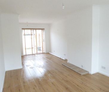 3 Bedroom Terraced House To Rent - Photo 2