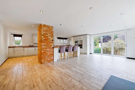 An immaculate four bedroom detached home, located in a private setting and accessed via wooden gates - Photo 4