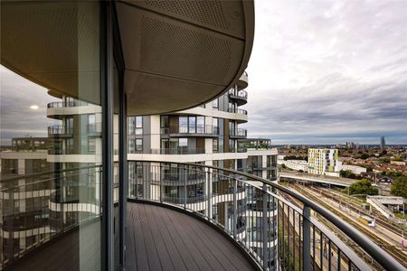 Stunning 10th floor apartment in a modern development next to Barking station. - Photo 3