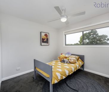 Spacious three bedroom air conditioned townhouse with single garage - Photo 2