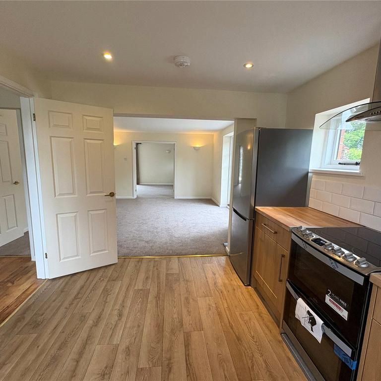 4 bedroom end of terrace house to rent - Photo 1
