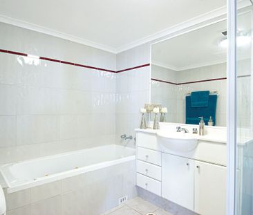 One bedroom with stunning sunset and water views! - Photo 2