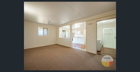 Cozy 2 Bedroom Home Close to Town - Photo 2