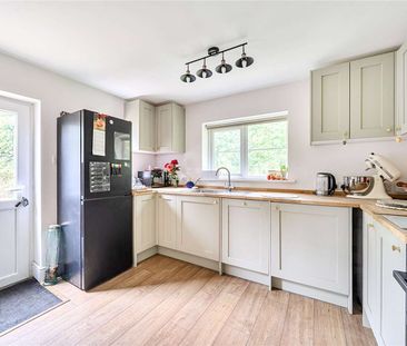 A charming three bedroom cottage on the Hamptworth Estate set withi... - Photo 5