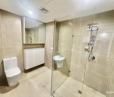 Modern One-Bedroom Apartment with Study in a Prime Location... - Photo 4