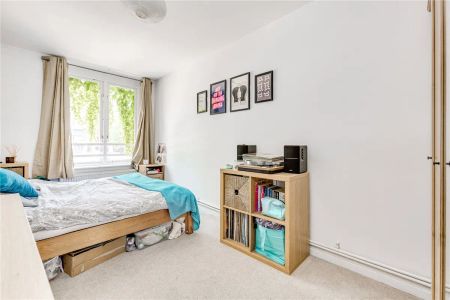 3 bedroom maisonette in London - Photo 5