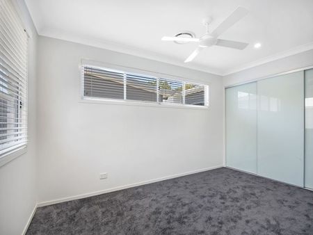 Modern & Spacious Townhouse - Photo 2