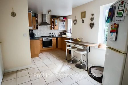 4 bedroom detached house to rent - Photo 3
