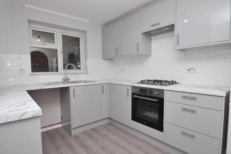 4 bedroom detached house to rent - Photo 4