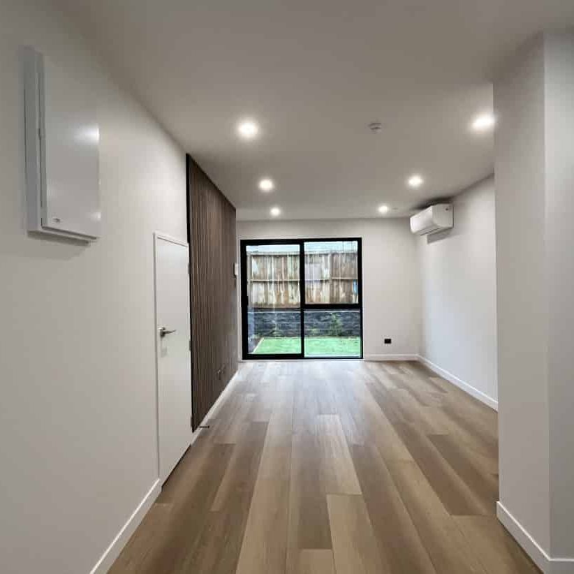 Charming two-storey home offering comfortable living - Photo 1