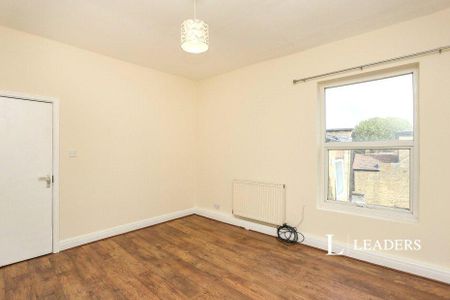 3 bedroom flat to rent - Photo 4
