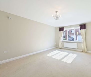Available now is this five bedroom detached house to let, offering ... - Photo 1