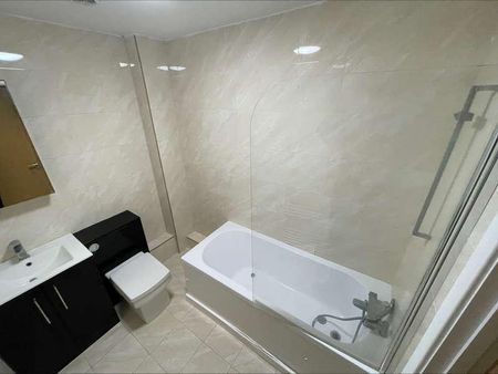 Bedroom - Central Luton - Juliette Balcony - Unfurnished, LU2 - Photo 5