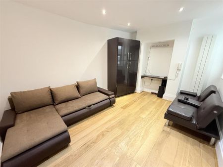Studio to rent - Photo 2