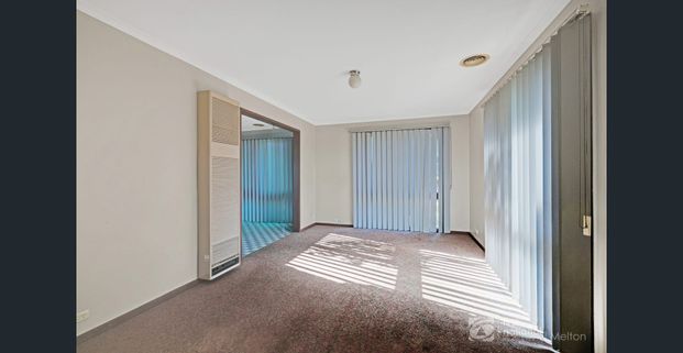 Beautifully Presented Family Home in Prime Melton West Location! - Photo 1