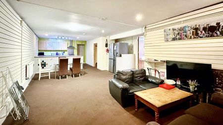 1 bedroom in a flat share to rent - Photo 2